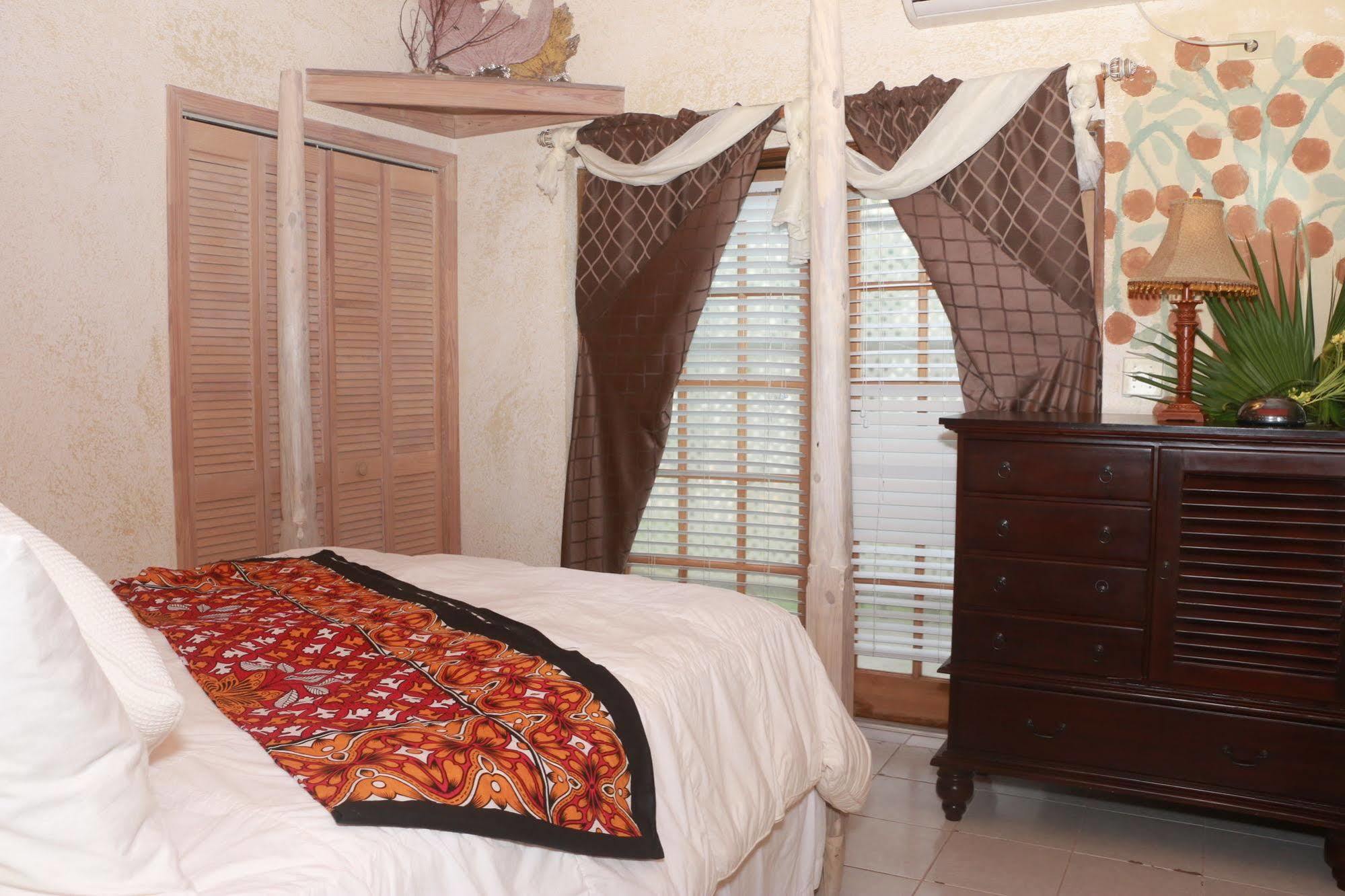 The Sugar Apple Lodging Dunmore Town Exterior photo